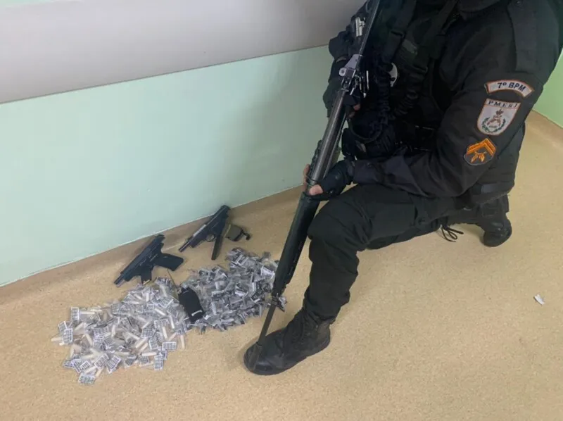 PM apreendeu armas e drogas