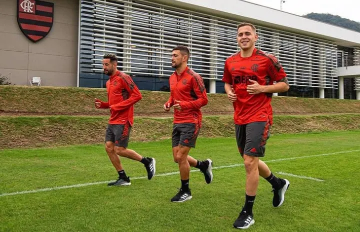 Isla, Arrascaeta e Piris, que estavam na Copa América, retornam para o duelo de hoje