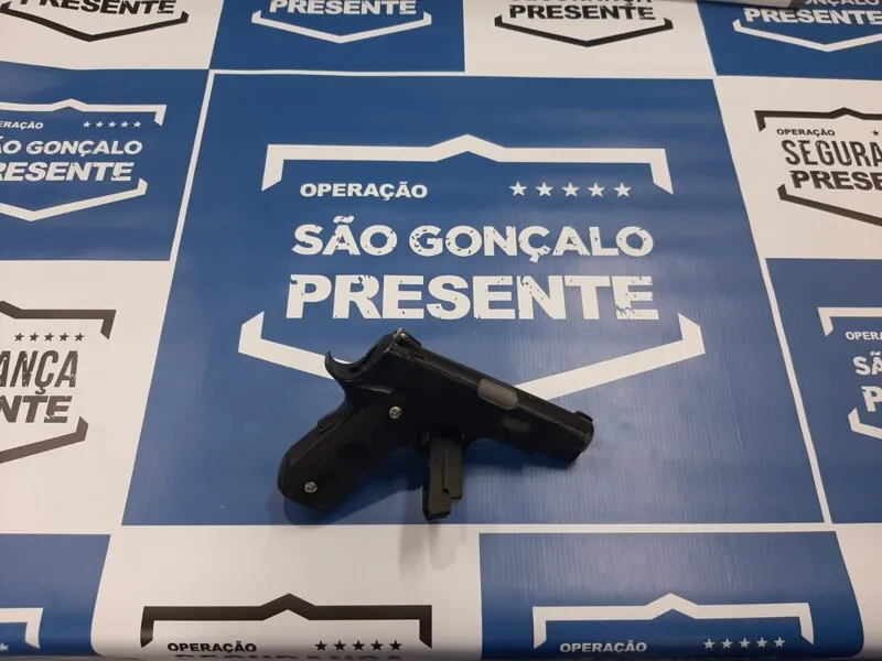 Com eles, havia um simulacro de pistola 