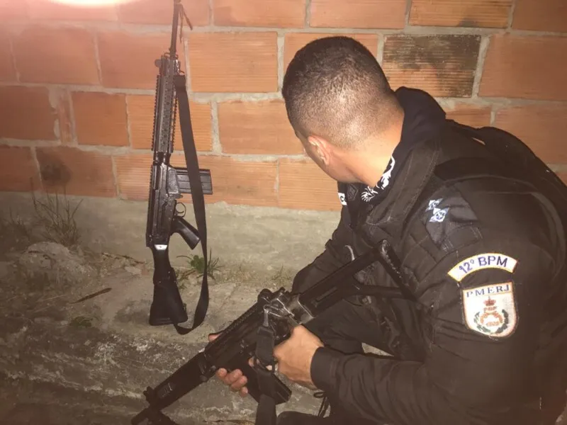 Um fuzil foi apreendido com os criminosos 
