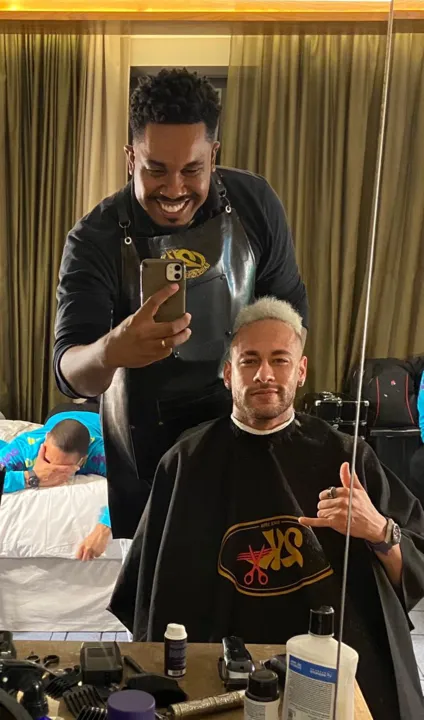 Neymar sendo atendido na 2K Barber Shop