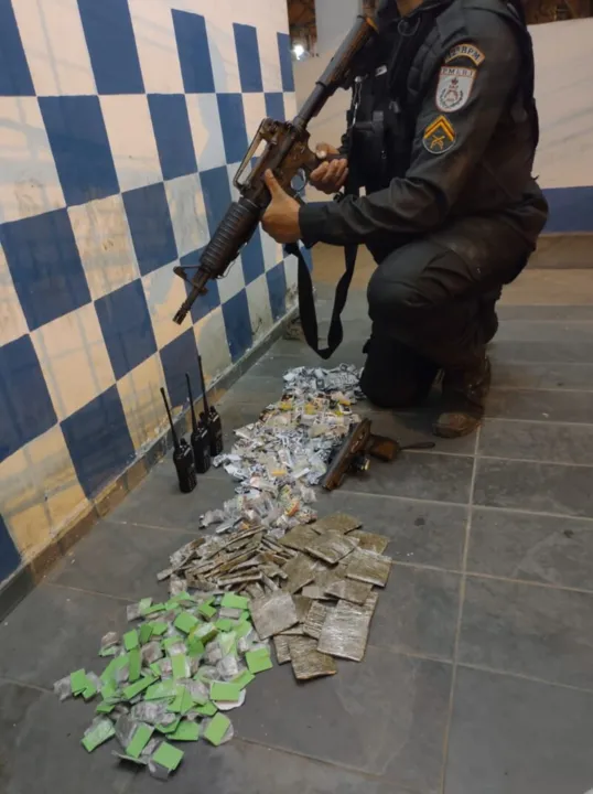 Polícia apreendeu drogas e uma arma