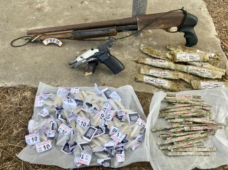 Com os suspeitos, foi apreendida uma espingarda e uma pistola