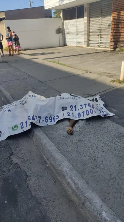 A vítima, que possuía três anotações criminais, morreu no local.
