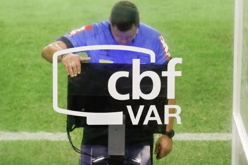 VAR é mais uma vez alvo de polêmicas no futebol brasileiro