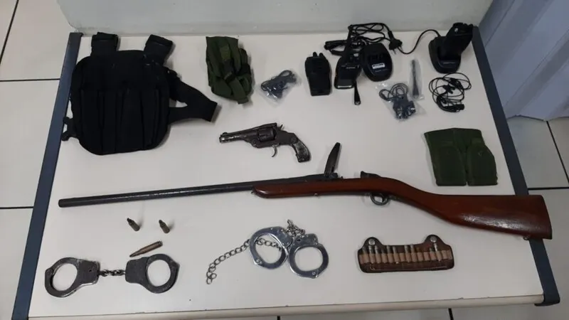 Com ele, foram apreendidas armas, algemas, munições e radiotransmissores