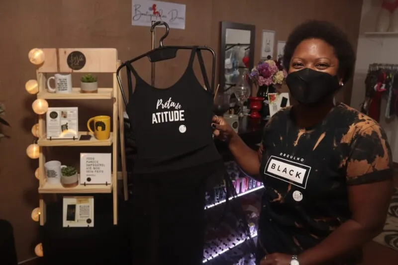 Cristina Dias criou a marca de moda black "Eu Vistto Preto" após dificuldades na sua carreira