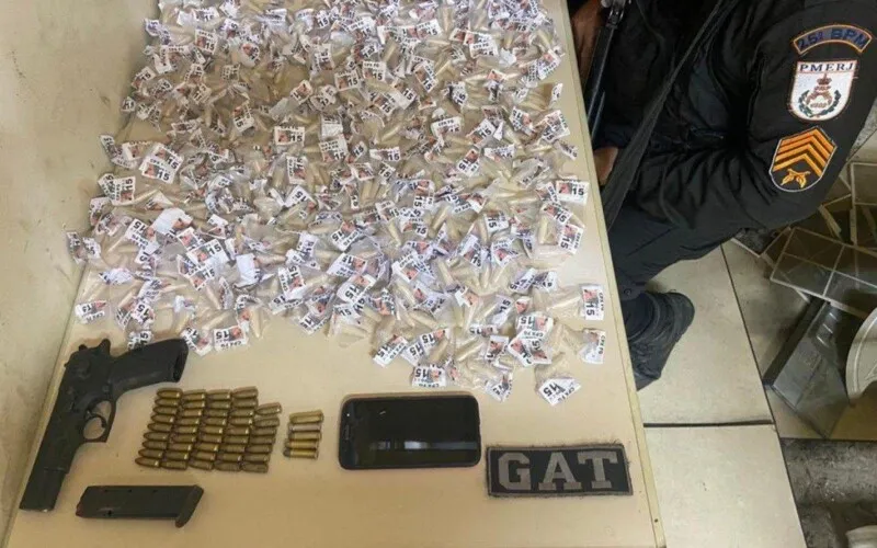 oram apreendidos, além da pistola, 408 cápsulas de cocaína, 47 munições de diferentes calibres, um carregador de pistola e um aparelho celular.