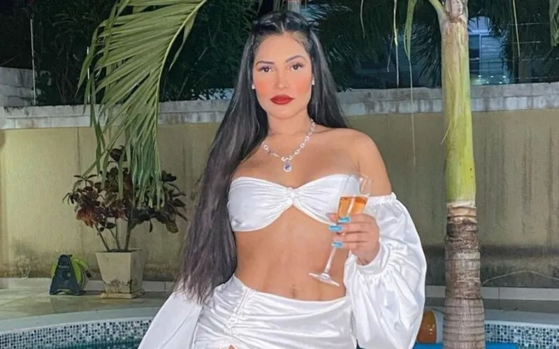 A cantora fez a famosa lipo lad 
