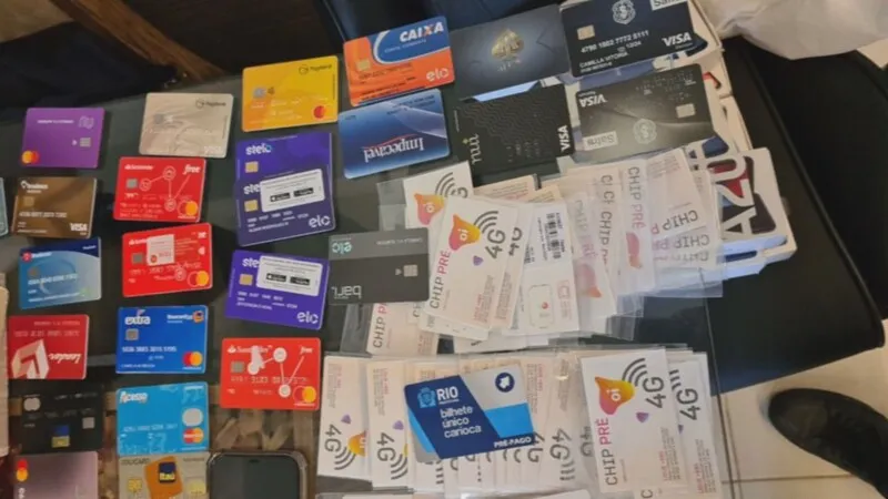  Já nas primeiras horas de diligências foram apreendidos 5 veículos (valor total superior a R$ 1.4 milhão), joias, celulares, máquinas de cartão, computadores, além de televisor lacrado, relógios, bolsas de grife, roupas diversas e R$ 18,5 mil em espécie