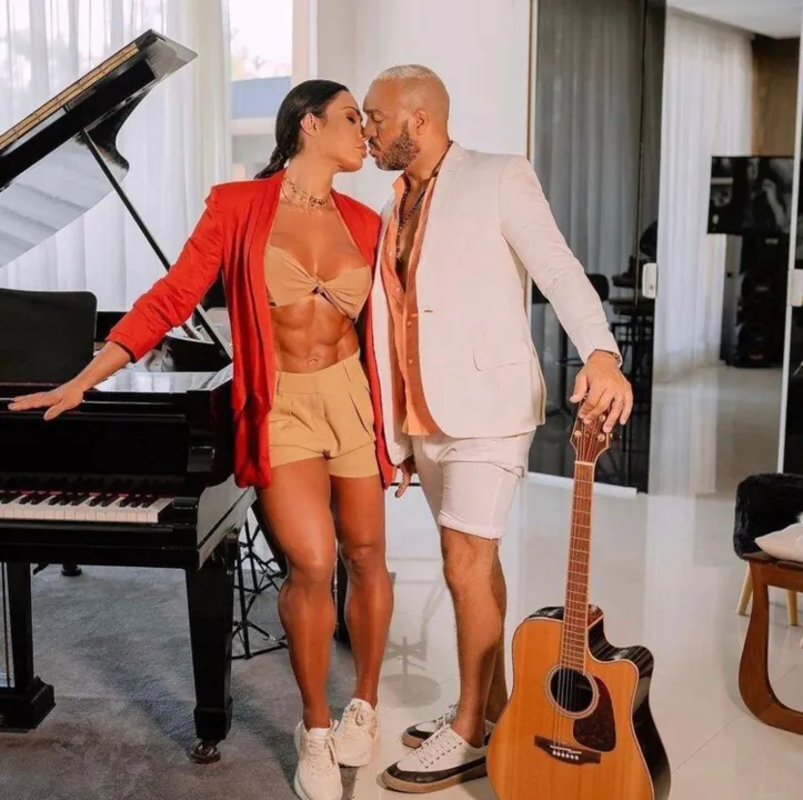 “São nove anos de casados hoje e mais de treze juntos", escreve Belo.