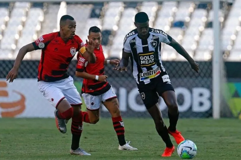 Imagem ilustrativa da imagem Botafogo perde de virada para Atlético-GO e segue na lanterna