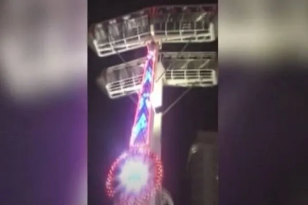 As pessoas que estavam nas cabines do brinquedo começaram a gritar por ajuda