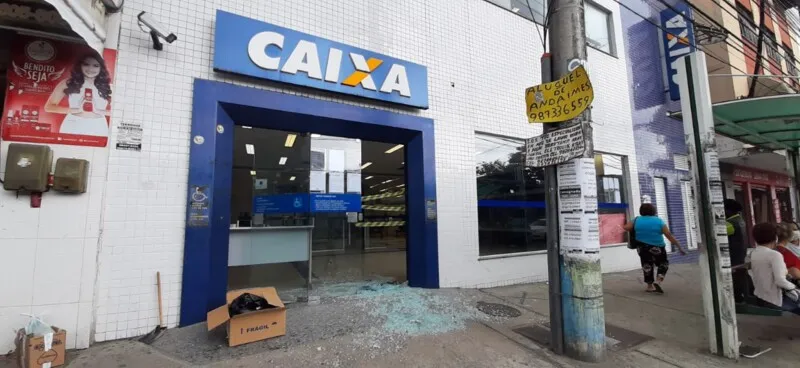 Imagem ilustrativa da imagem Casa das Artes e agência bancária tem portas destruídas em São Gonçalo nesta terça (9)