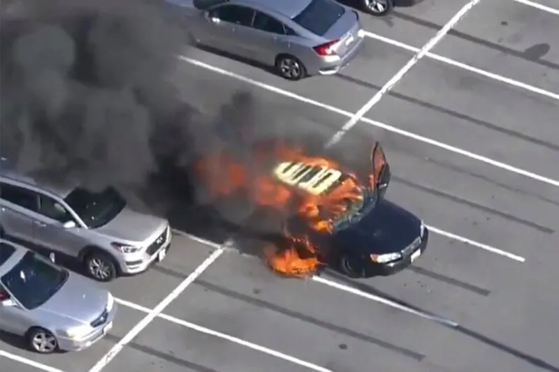 Carro foi totalmente incendiado e não tem mais conserto 