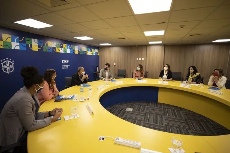 Imagem ilustrativa da imagem Representantes do Ministério da Mulher se reúnem com secretário-geral da CBF