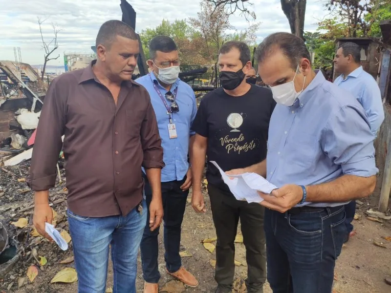 Imagem ilustrativa da imagem Deputado Hugo Leal vai destinar cerca de R$ 500 mil para colônia atingida por incêndio no Gradim