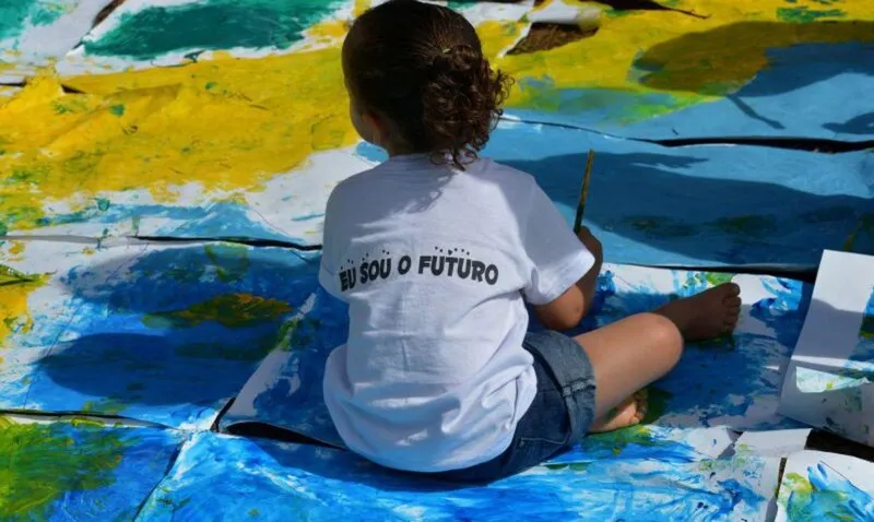 ntitulado Adote um amor, o material explica como é o processo de adoção e as principais dúvidas de quem deseja adotar no Brasil.