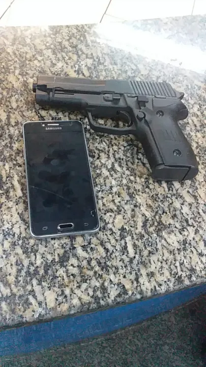 Foram apreendidos um aparelho celular bloqueado e um simulacro de pistola. 