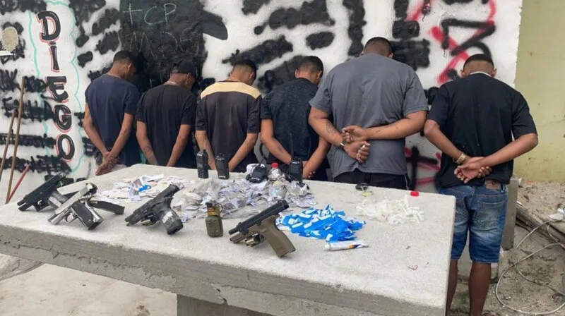 Foram apreendidos quatro armas, quatro rádios comunicadores, um explosivo e um farto material de entorpecentes. 