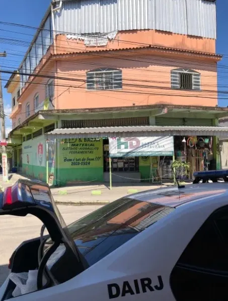 No local, foram apreendidas buchas, lanternas, varetas e parafina