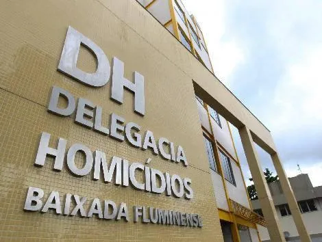 A Delegacia de Homicídios da Baixada Fluminense (DHBF) foi chamada e realiza a perícia.