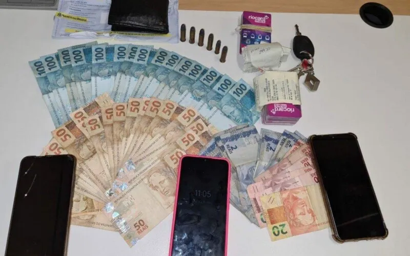 Imagem ilustrativa da imagem Polícia prende dois criminosos suspeitos de extorquirem motoristas de vans no Rio