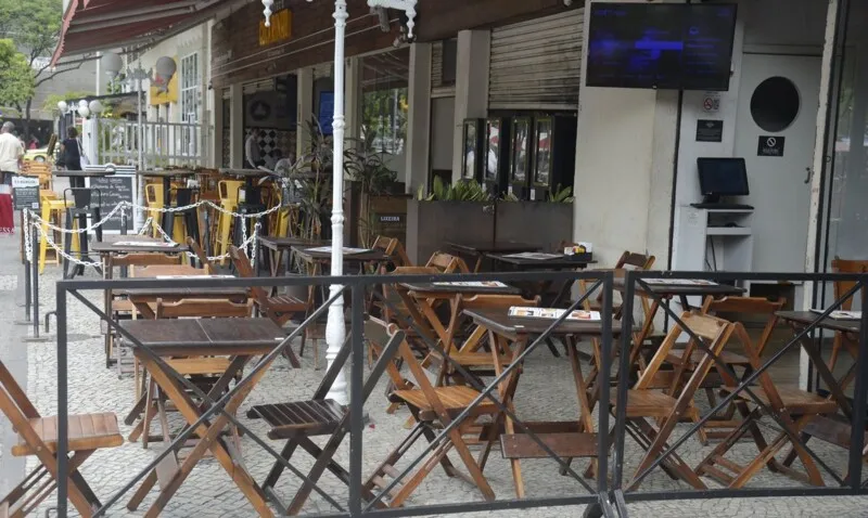 Comércio de rua, shopping centers, cafeterias, centros comerciais, atividades individuais e coletivas ao ar livre e academias poderão funcionar 