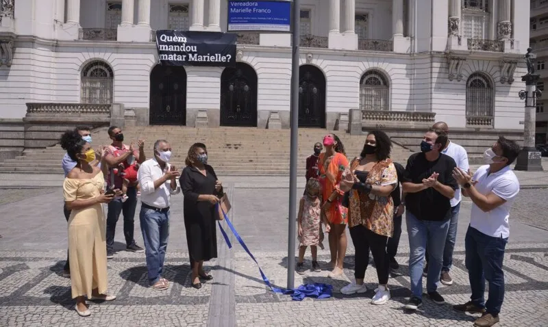 Na fachada do prédio da Câmara Municipal foi estendida uma faixa preta que mostra uma pergunta: “Quem mandou matar Marielle?”