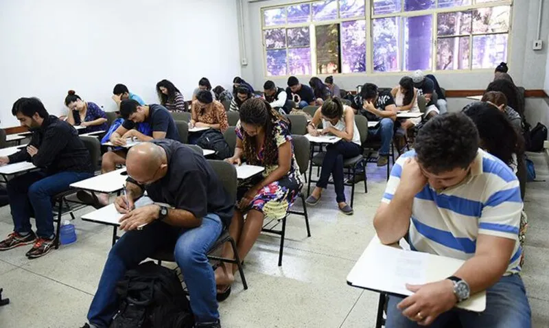 O Encceja é destinado a jovens e adultos que não concluíram seus estudos na idade adequada para cada etapa de ensino
