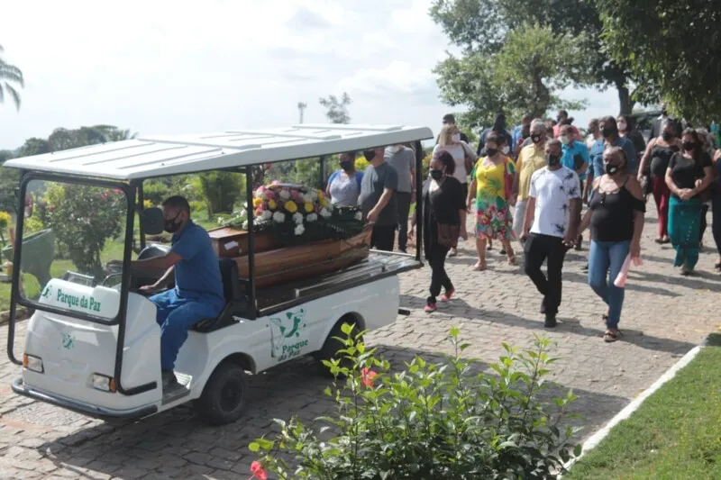 Sepultamento aconteceu no Cemitério Parque da Paz, no Pacheco