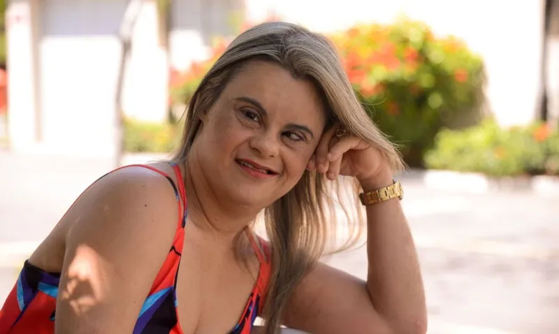 Imagem ilustrativa da imagem Primeira repórter com Down diz que sonha em entrevistar o cantor Roberto Carlos