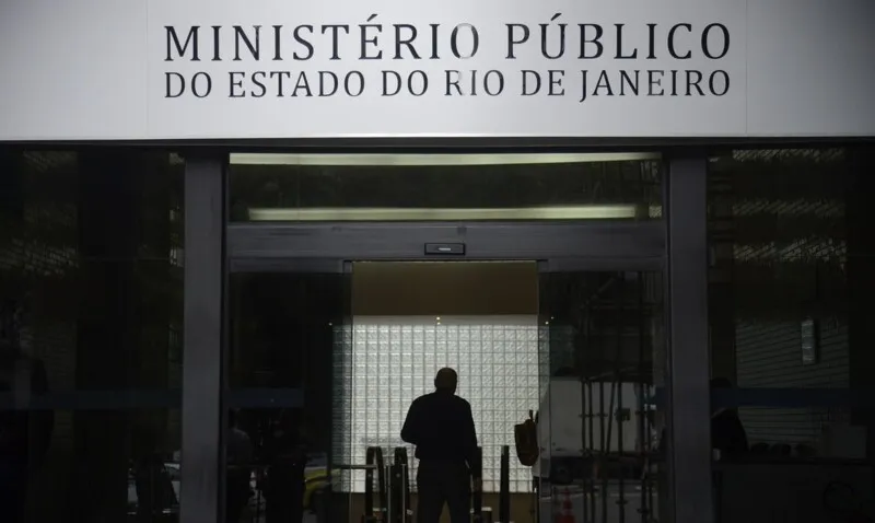 . Nove pessoas, entre elas um sargento e um soldado da Polícia Militar, foram denunciadas