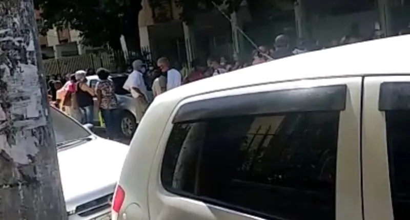 Imagem ilustrativa da imagem Postos de vacinação em São Gonçalo registram grandes filas na manhã de hoje (3)