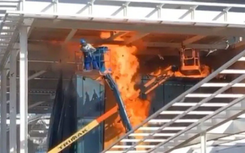 Imagem ilustrativa da imagem Shopping no Rio tem princípio de fogo iniciado por lona de plástico