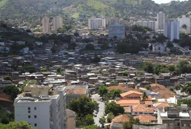  Até o momento, policiais militares do 12° BPM (Niterói) se encontram no local.
