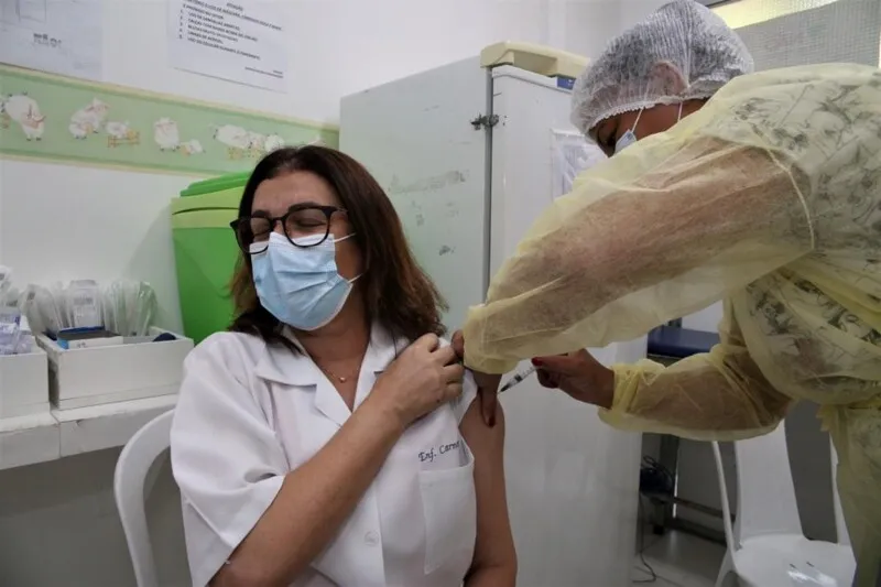 Imagem ilustrativa da imagem Niterói vacina 41 idosos e 985 profissionais da saúde