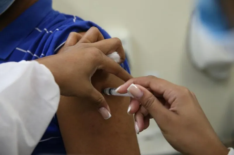 Imagem ilustrativa da imagem Voluntários da terceira fase de testes descobrem se tomaram a vacina ou placebo