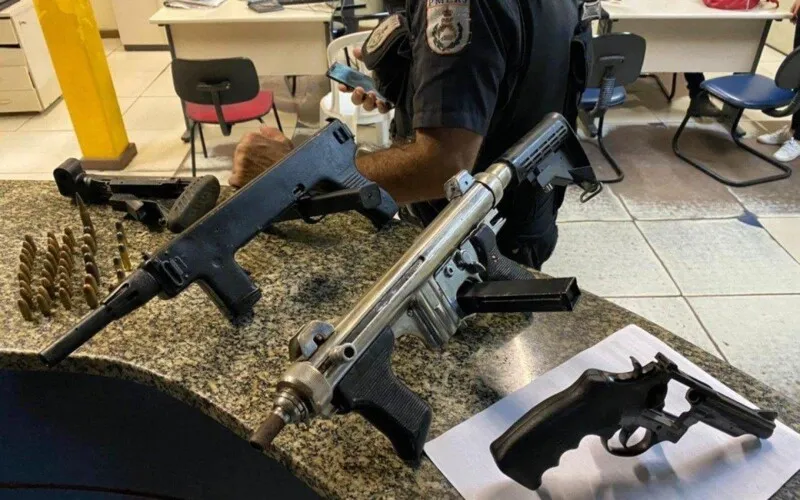 Imagem ilustrativa da imagem Polícia Militar prende criminoso e duas submetralhadoras em Magé