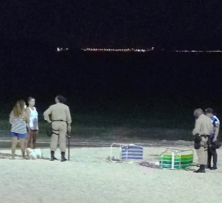 Os guardas abordaram o casal e deram voz de prisão ao homem por maus tratos ao animal