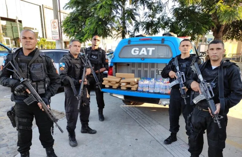  Os policiais informaram que foram apreendidas 4.756 cápsulas de crack e 132 vidros de lança perfume.