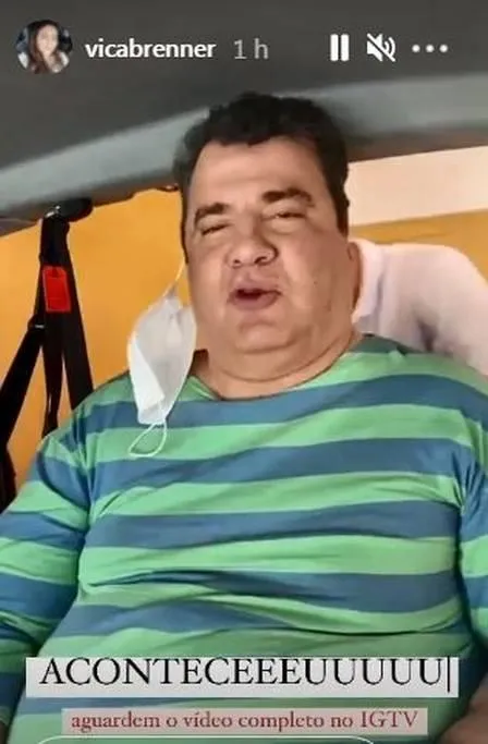 Imagem ilustrativa da imagem Gerson Brenner aparece em foto ao receber carro comprado com vaquinha feita pela filha
