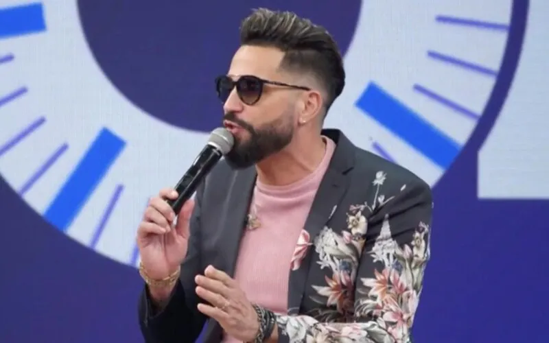 O cantor esteve no Altas Horas 