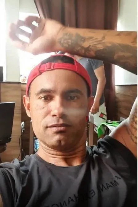"Recomeço. Galera, meu novo trabalho daytrader.", escreveu ele