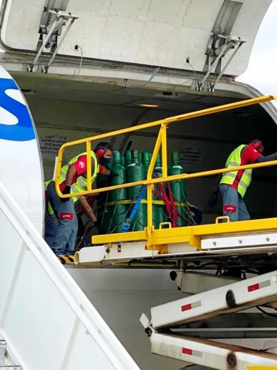 Imagem ilustrativa da imagem Gusttavo Lima mostra avião com 150 cilindros de oxigênio para Manaus
