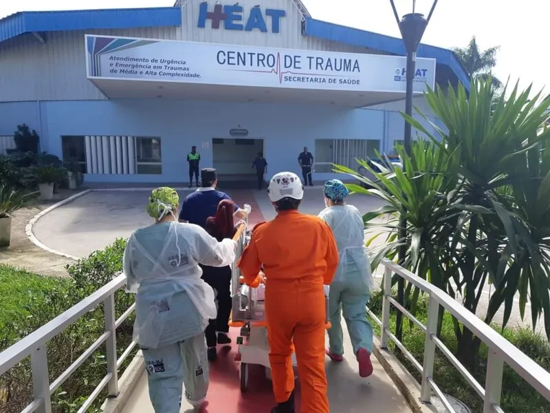 O Centro de Trauma conta diariamente com três cirurgiões, três anestesistas, quatro enfermeiros e 12 técnicos de enfermagem. 