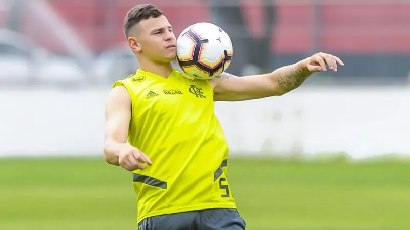 Hugo Moura retornou ao Flamengo após empréstimo, mas interessa ao Vasco