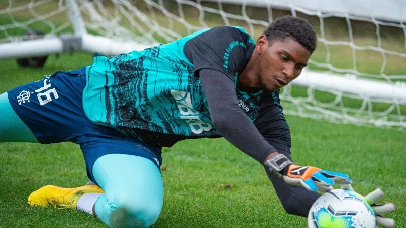 O goleiro Hugo Souza pode parar no futebol holandês