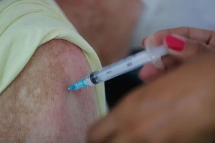 Imagem ilustrativa da imagem Niterói começará vacinação em idosos de 72 anos a partir deste sábado (27)