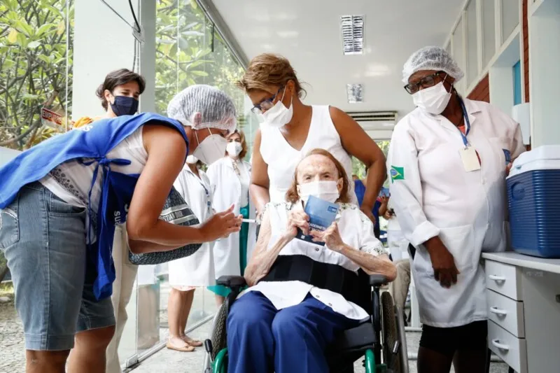 Imagem ilustrativa da imagem Niterói inicia vacinação de idosos acima de 88 anos nesta segunda-feira (8)